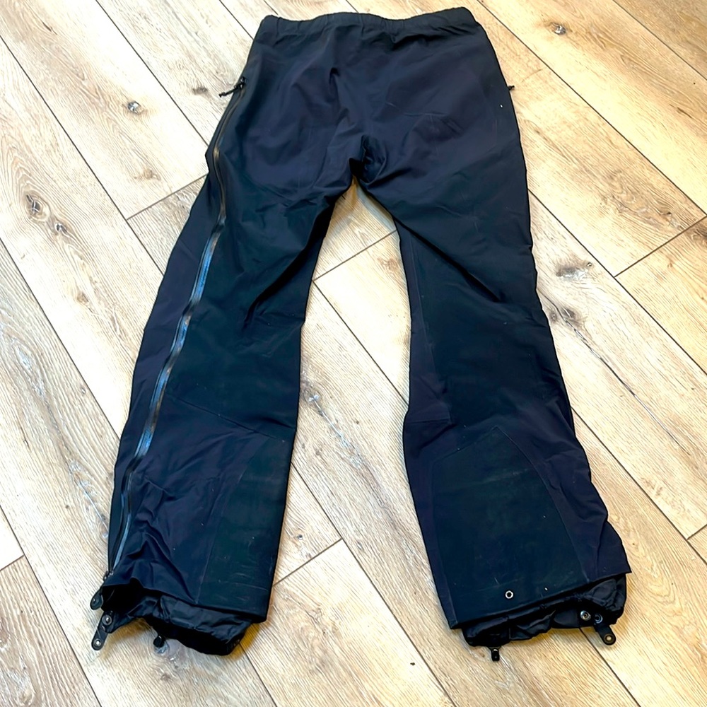Small woman’s Arc’teryx Gortex ski pants. Very lightly used.